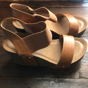 Refresh tan wedges *super comfortable* size 5.5